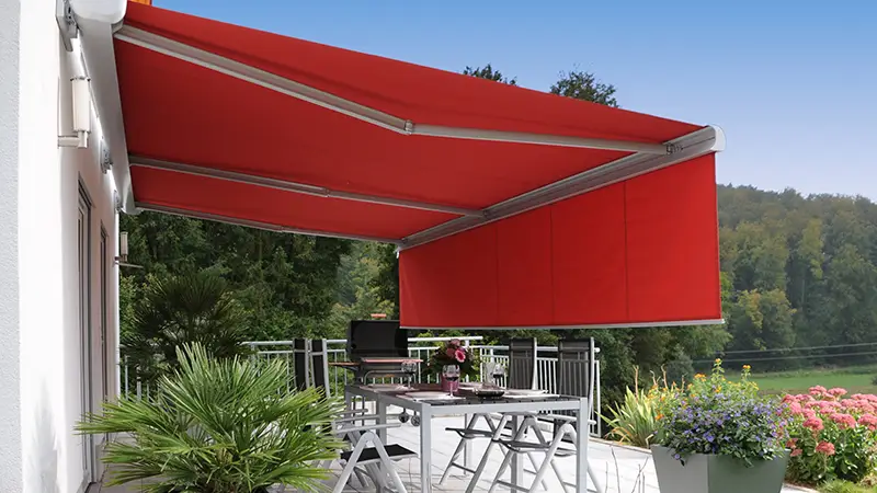 Rote Kassettenmarkise über Terrasse mit Sitzbereich – Sonnenschutz Zürich, Wälty Storen AG